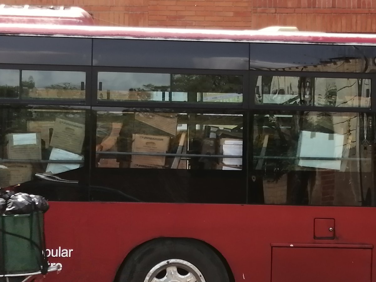 DarioTremont's tweet photo. #Coro #27Dic
"Alguien como que no quiere gastar en mudanzas.."Así funcionan las instituciones del estado..Las unidades de #Transfalcon que deberian estas al servicio de las comunidades, sólo funcionan para algunos.

#HayAmoresQueMatan
#ResuelvanORenuncian
#FalconLesQuedoGrande https://t.co/CB5promu4S