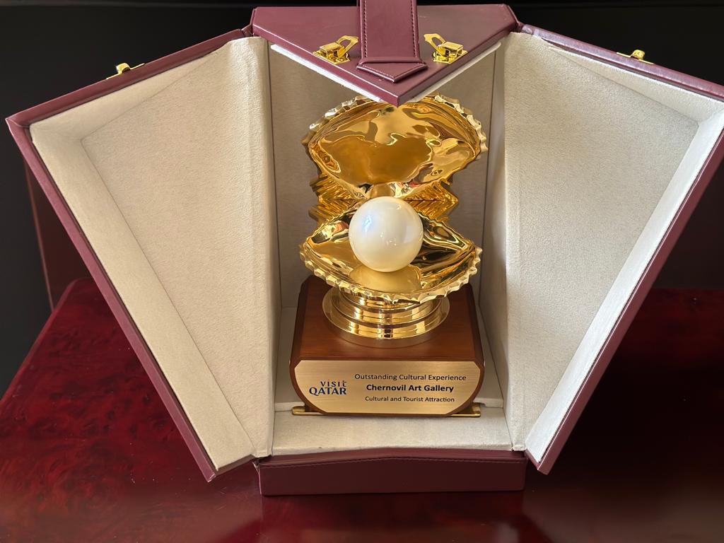 Honored to receive the trophy from <a href="/VisitQatar/">Visit Qatar</a> QTCouncil for an Outstanding Cultural Experience at the Chernovil Art Gallery, a hub for cultural and tourist attraction. Since 2014, our efforts have been dedicated to involving and introducing the public to art.