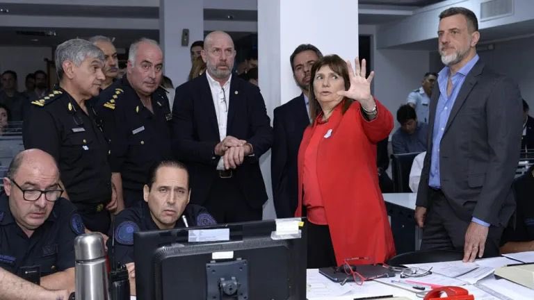 SergioOPalazzo's tweet photo. Son un puñado de inoperantes y provocadores.

No solo buscan que pase una desgracia en una marcha, sino que siempre integran gobiernos que le pegan al pueblo.

Ministra de De la Rua, Macri y Milei. https://t.co/UwhGyQ6M1i