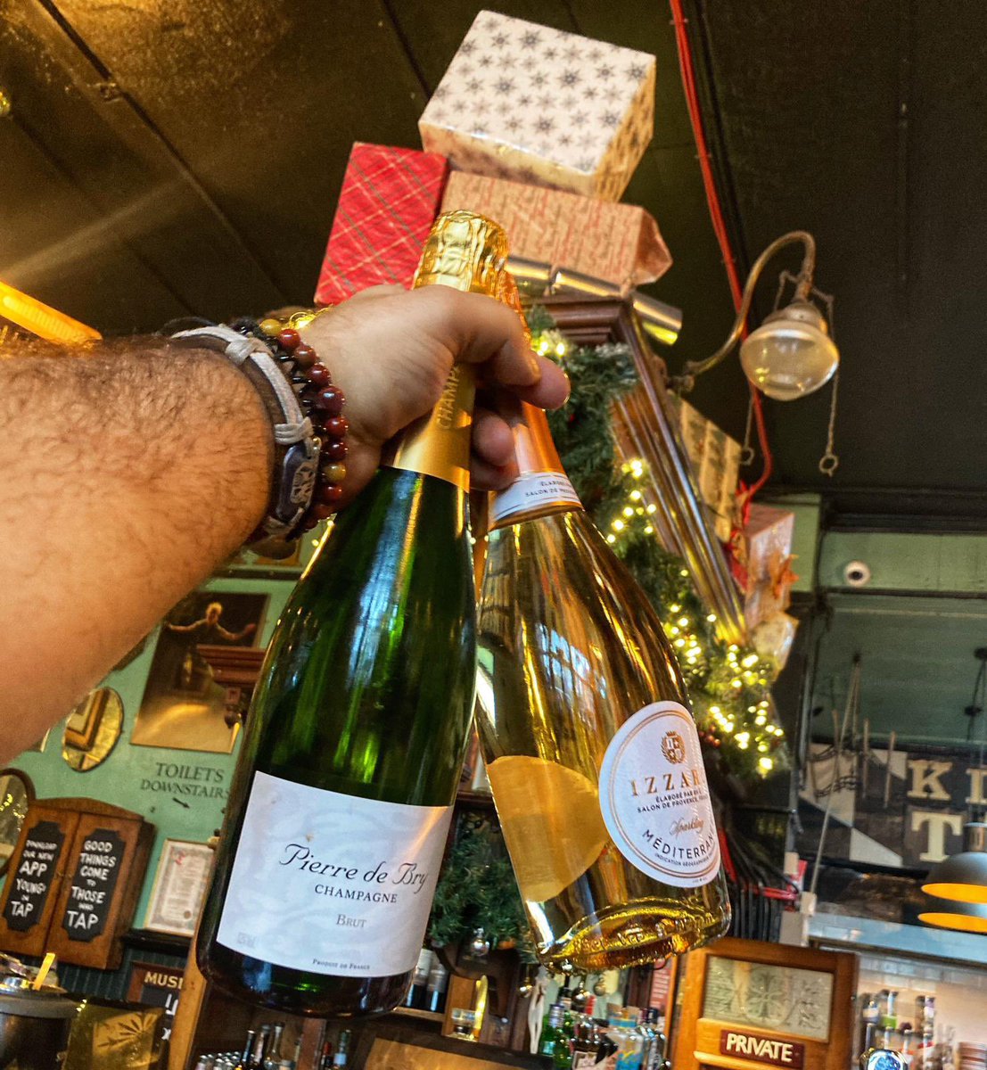 The festivities aren’t over yet! Pop Prosecco in style in the heart of Upper Street 🥂🍾