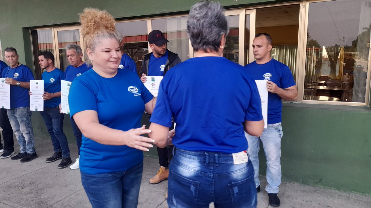 Cada objetivo alcanzado tiene una parte de ti.¡Tú trabajo es esencial para nuestro éxito, se hace entrega de Reconocimiento a los trabajadores destacados durante el año 2023.
#PetrolerosPorCuba
#SanctiSpírirusEnMarcha <a href="/mijailcabaiguan/">Mijail Bonachea Crespo</a> <a href="/AlexisLorente74/">Alexis Lorente Jiménez</a> <a href="/DeivyPrezMartn1/">Deivy Pérez Martín</a>