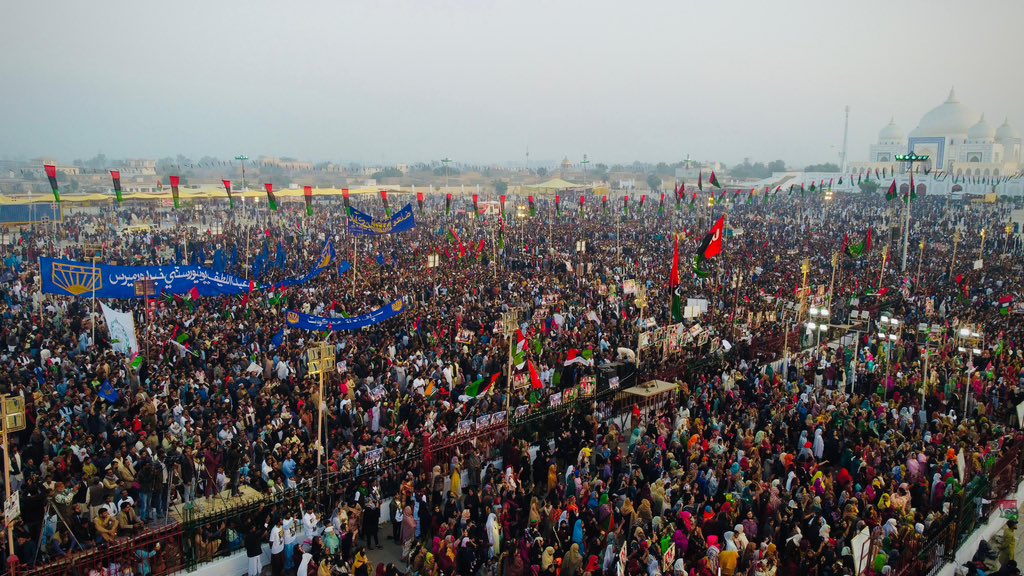 MediaCellPPP's tweet photo. شہیدمحترمہ بینظیر بھٹو کو بچھڑے 16 برس بیت گئے لیکن ان کی جمہوریت کی خاطر لازوال جدوجہد اور متعدد قربانیاں آج بھی دنیا بھر کے عوام کے دلوں میں زندہ ہیں۔

 #SalaamBenazirBhutto https://t.co/lAonRAc5CM