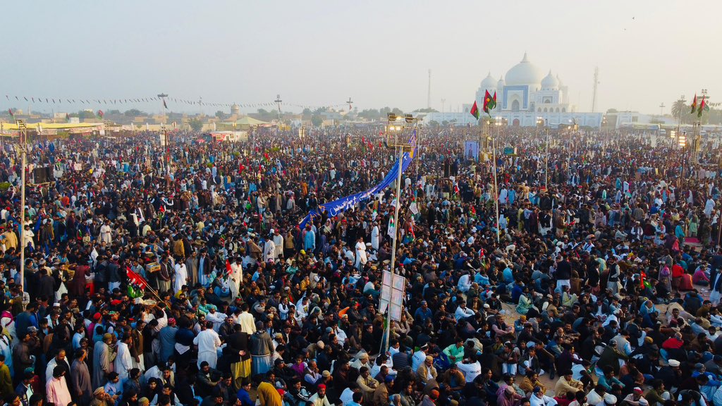 MediaCellPPP's tweet photo. شہیدمحترمہ بینظیر بھٹو کو بچھڑے 16 برس بیت گئے لیکن ان کی جمہوریت کی خاطر لازوال جدوجہد اور متعدد قربانیاں آج بھی دنیا بھر کے عوام کے دلوں میں زندہ ہیں۔

 #SalaamBenazirBhutto https://t.co/lAonRAc5CM