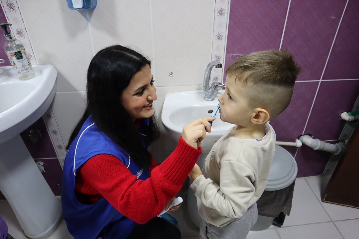 GSB_SuhutGM's tweet photo. #SağlıkTimi İşbaşında 💙

Gönüllü Gençlerimiz Şuhut Kadın Kültür Evinde çocuklarımızla bir araya gelerek neler mi yaptı ? 🤔

- Hijyen Eğitimi 🫧
- Diş Fırçalama Eğitimi 🪥
- Çocuk Oyunları 🧒
#gsbgm https://t.co/T6tnZtDkgh