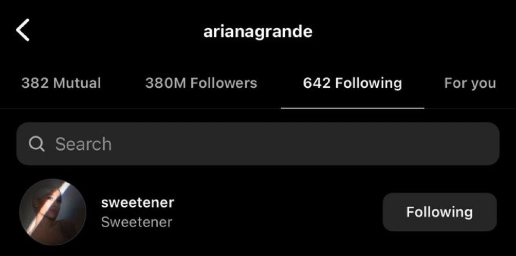 siteari's tweet photo. 🚨Ariana Grande voltou a seguir a conta Sweetener no Instagram. https://t.co/DpSTeSECum