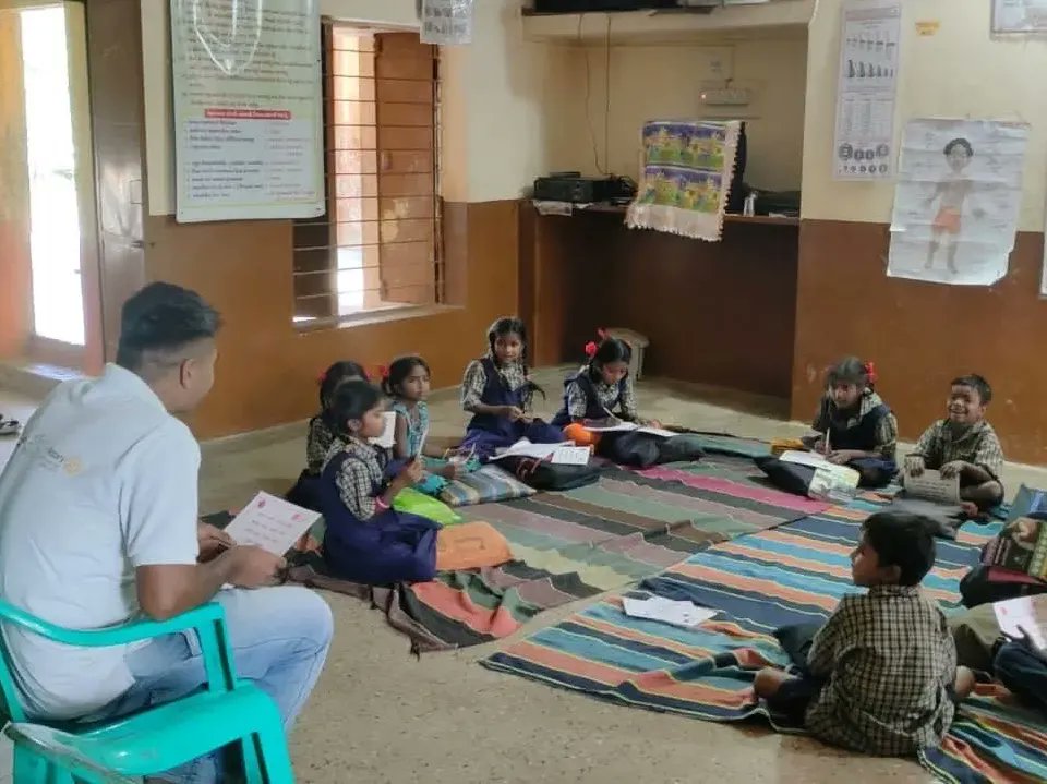 lokmangalam's tweet photo. ધરમપુર તાલુકાના બોર્ડર વિસ્તારની પાંચ (૫) શાળામાં આપણી સંસ્થા દ્વારા શાળા અપગ્રેડ માટે શિક્ષકો રોકવામાં આવ્યા છે, જેઓ મોડ્યુલ પ્રમાણે વાંચન,લેખન,ગણનની વિવિધ પ્રવૃત્તિ દ્વારા બાળકોને અભ્યાસ કરાવી રહ્યા છે.
#education #lokmangalamcharitabletrust #dharampur #khoba #valsad https://t.co/3jAs34w8YK