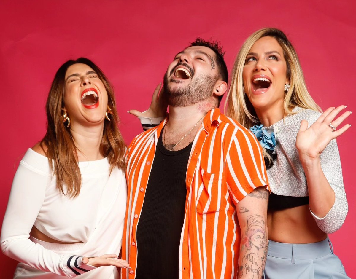 rodolpho's tweet photo. demorou só 55 episódios pra gente tirar fotos juntos haha
que honra fazer parte desse pequeno pedaço da imensidão que são vocês duas. vocês mudaram a minha vida e me fizeram poder muito. que sorte a minha esbarrar vocês nessa vida. amo vocês e nos vemos em breve ❤️ #QuemPodePod https://t.co/oYVKyLJGch