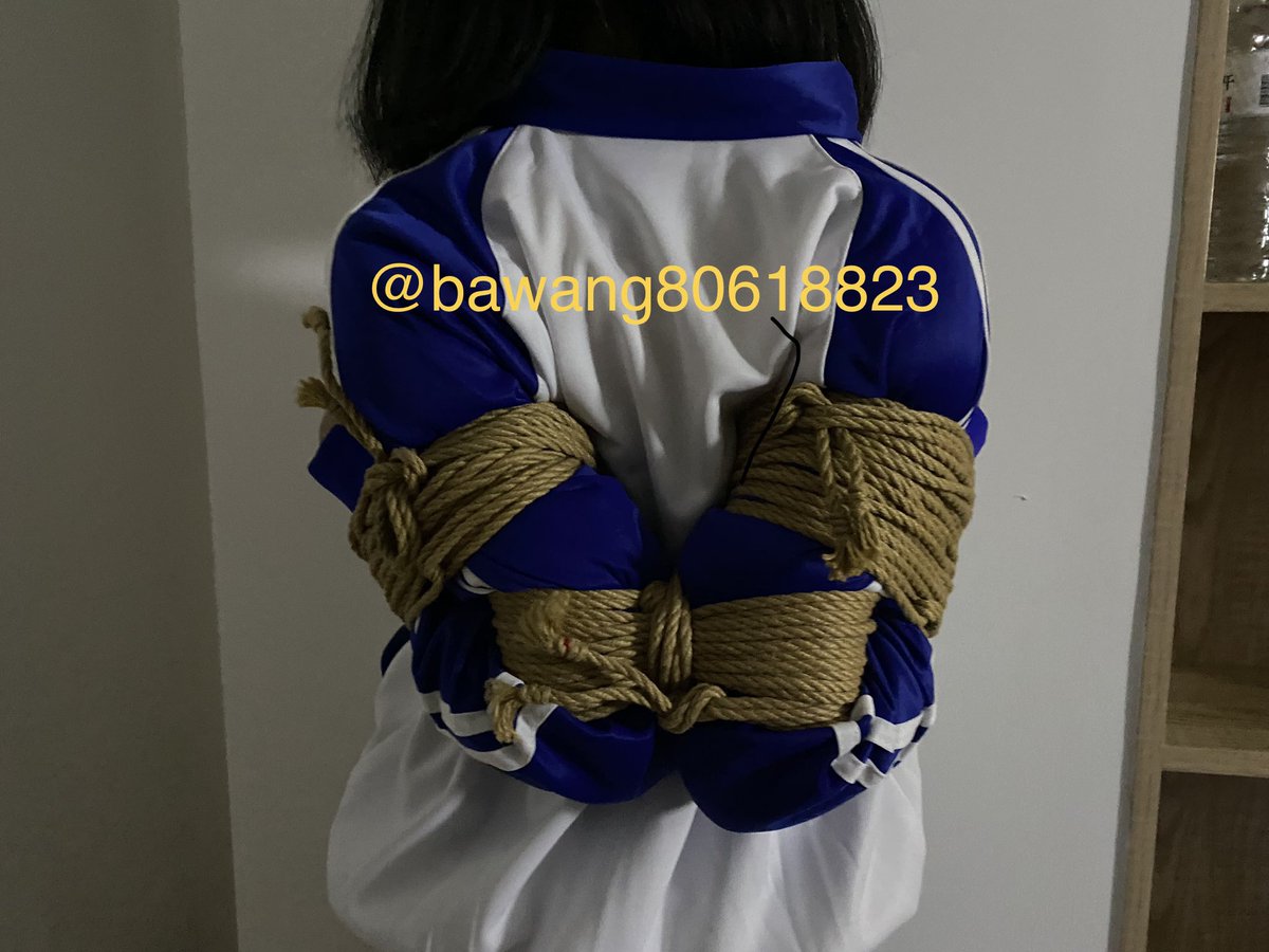 bawang80618823's tweet photo. 严密绑紧，极限折叠
难度系数满分，立起来会怎么样呢？
软妹子@lianshenjin629 （系列三） https://t.co/zlp6RVN7Zh