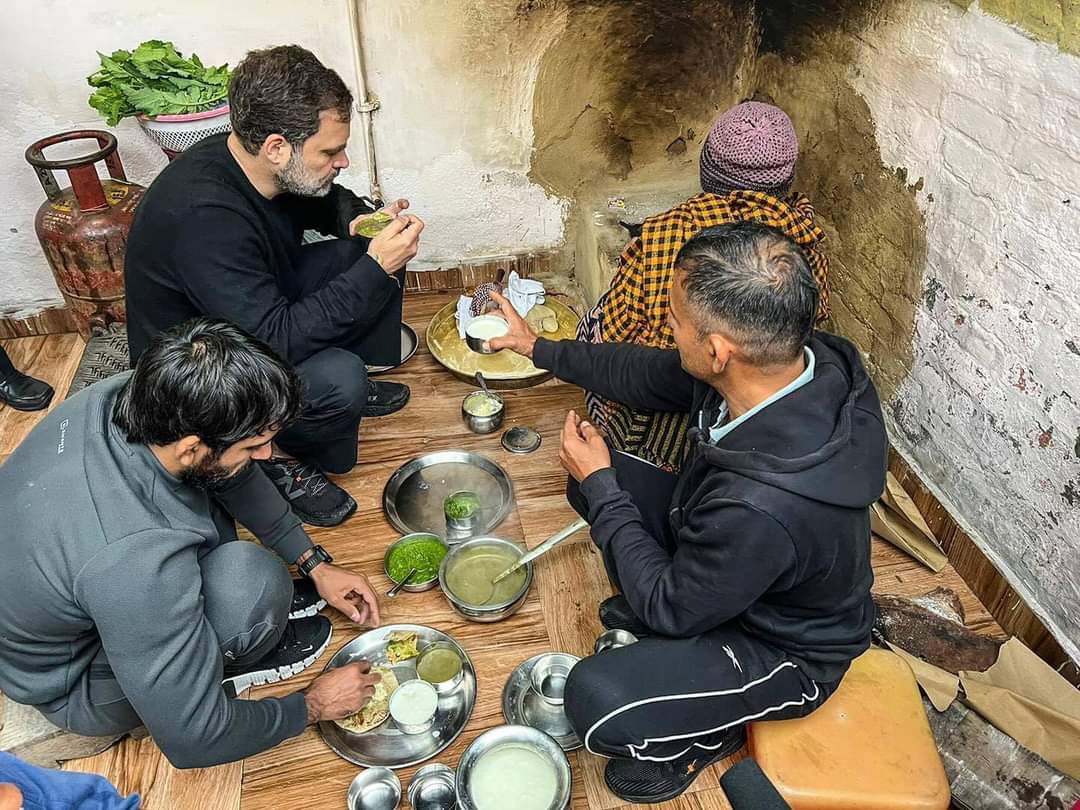 prasad_agrey's tweet photo. कौन हिंदुस्तानी रसोई में जूते पहन के जाता हैं ?

क्या ये अन्नपूर्णा देवी का अपमान नहीं हैं ? 

पर जो आदमी ख़ुद को जनेऊधारी ब्राह्मण कहता हैं और सावन के महीने में मटन बनाता हैं और खाता हैं, उससे क्या अपेक्षा कर सकते हैं ? https://t.co/32rx2zdDbd