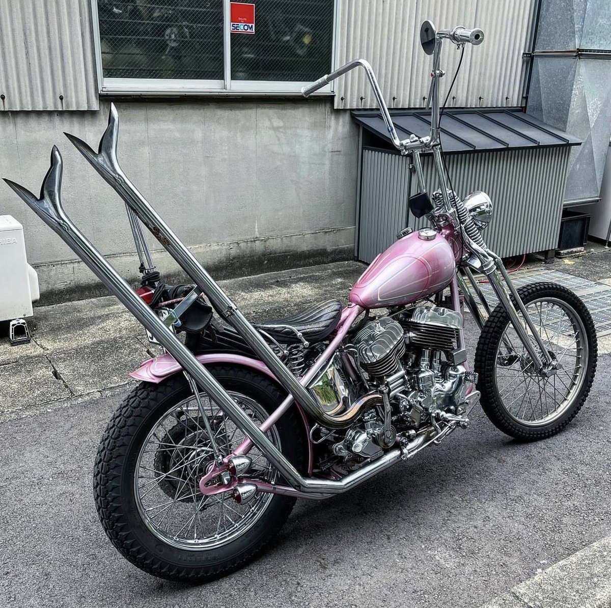 LowbrowCustoms's tweet image. Whoa, check out them bars on this flatty bo baddy from @stance_ryo. A little wild style never hurt anyone. #choppershit #choppers #flathead #flatty #becausechoppers #harley #chopshit #harleydavidson