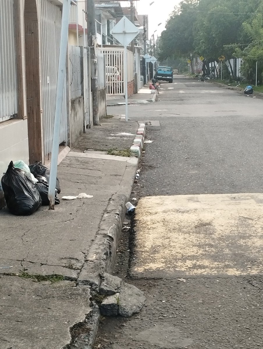 Eg1992Alexa's tweet photo. @PromoCaliValle  vuelve y sucede lo mismo de la vez pasada, nuevamente continuamos sin servicio de recolección de basuras en Villacolombia, son las 9am  y nada que recogen. De acuerdo con su compromiso en mi PQR quedaron en darle vigilancia y control. @AlcaldiaDeCali https://t.co/Rv47rmZ3xN