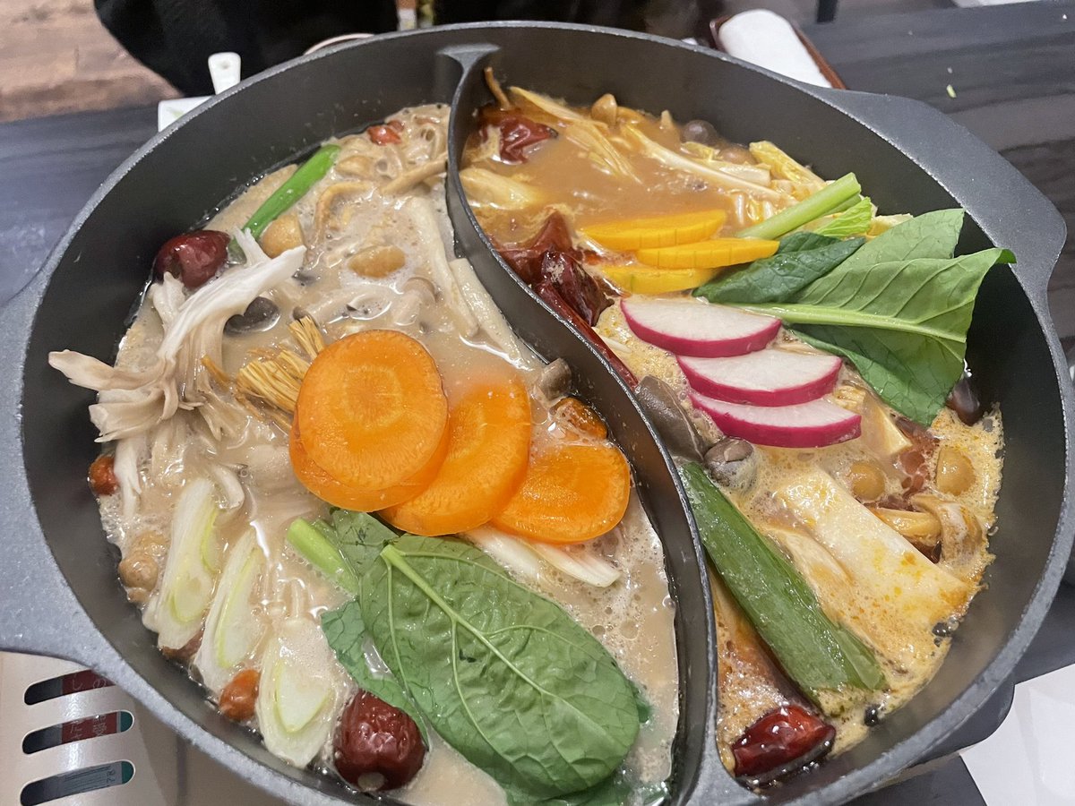 Yuuki_Nakahara's tweet photo. 日本でとんでもなく美味しい火鍋屋さんに出会った。
普段火鍋の国にいる私が思うのだから絶対間違いない😝
ここのお店は麻辣に、日本が世界に誇る『だし』が入っててコクが違いすぎる！！

南青山のSION modern chinese。
独り占めに留めておきたいくらいだけど、あまりに美味しくて皆にシェア！ https://t.co/Xj447E2hcE