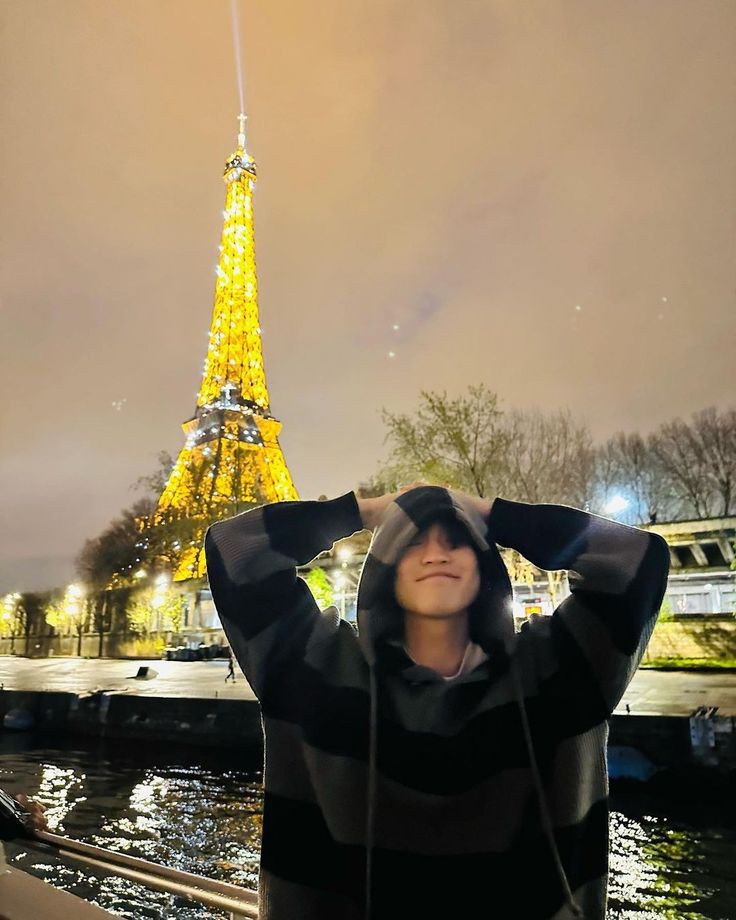 nyasarkebulan's tweet photo. we'll always remember of your beauty, paris 🗼🇫🇷

#chocopins few tweets au special edition : in paris, french ✨

– a submission for #HOLIDAYWITHBXGWEEKS #EVERY2WEEKS @bxgfess – https://t.co/62gvMKUpHX