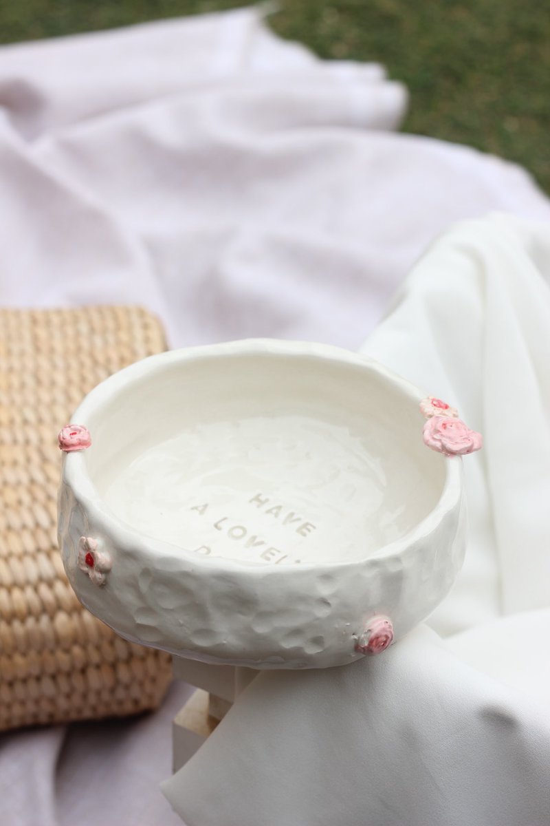 FUJPOTTERY's tweet photo. رقيق 🍃 
احب اصنع قطع اتخيل انها تهدى لشخص فيها طابع منه نفس هذا الوعاء، احس ينفع لشخص رقيق لطيف زي النسمه 🤍 https://t.co/AGIVAEGtxD