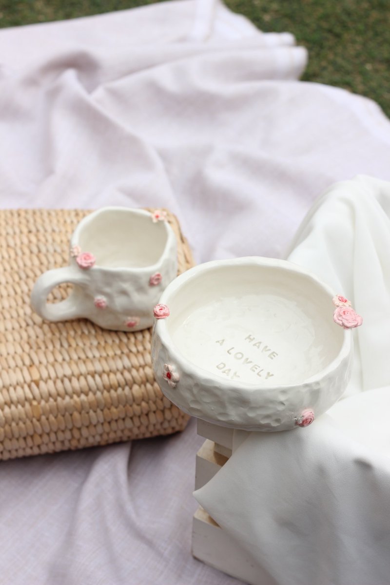 FUJPOTTERY's tweet photo. رقيق 🍃 
احب اصنع قطع اتخيل انها تهدى لشخص فيها طابع منه نفس هذا الوعاء، احس ينفع لشخص رقيق لطيف زي النسمه 🤍 https://t.co/AGIVAEGtxD