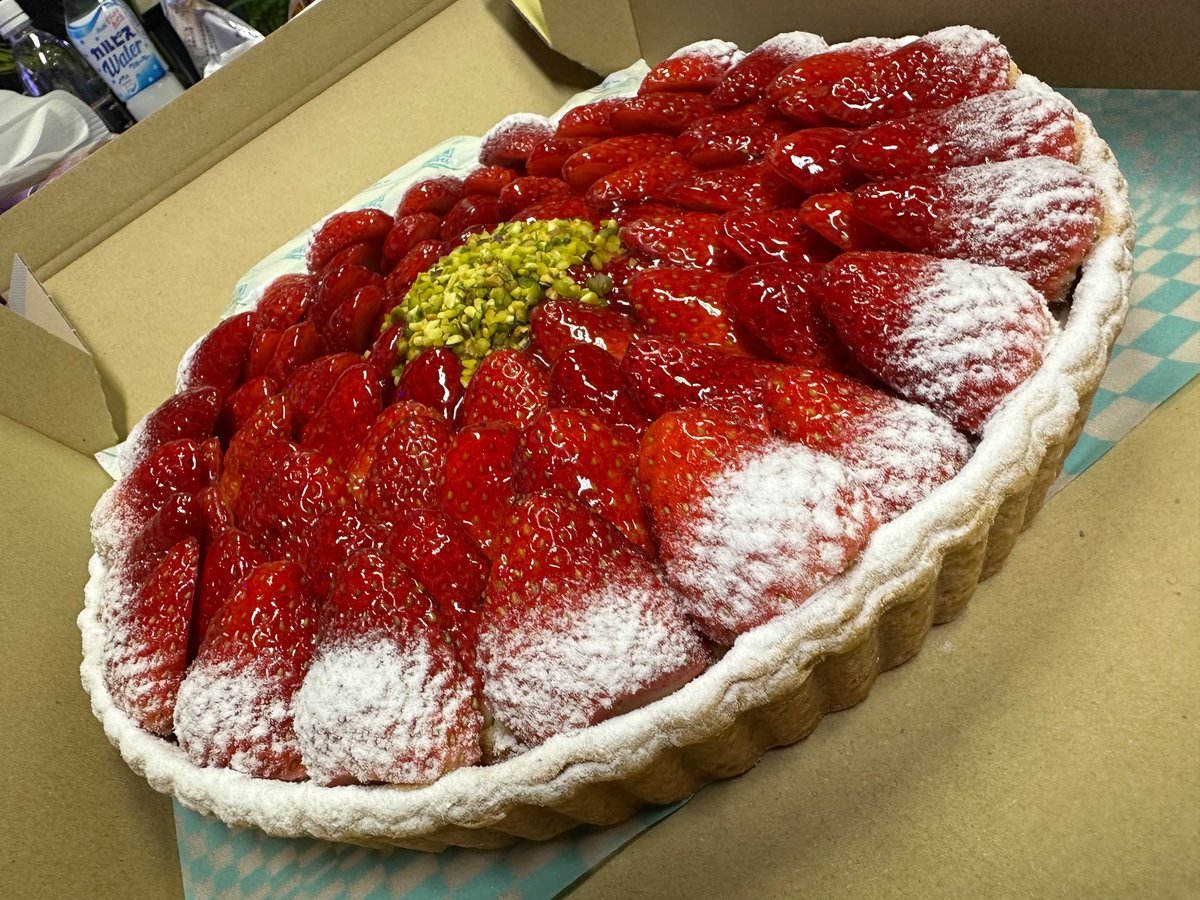 sake_suki_maru's tweet image. 今日は会社の忘年会でした。めっちゃケーキあった。