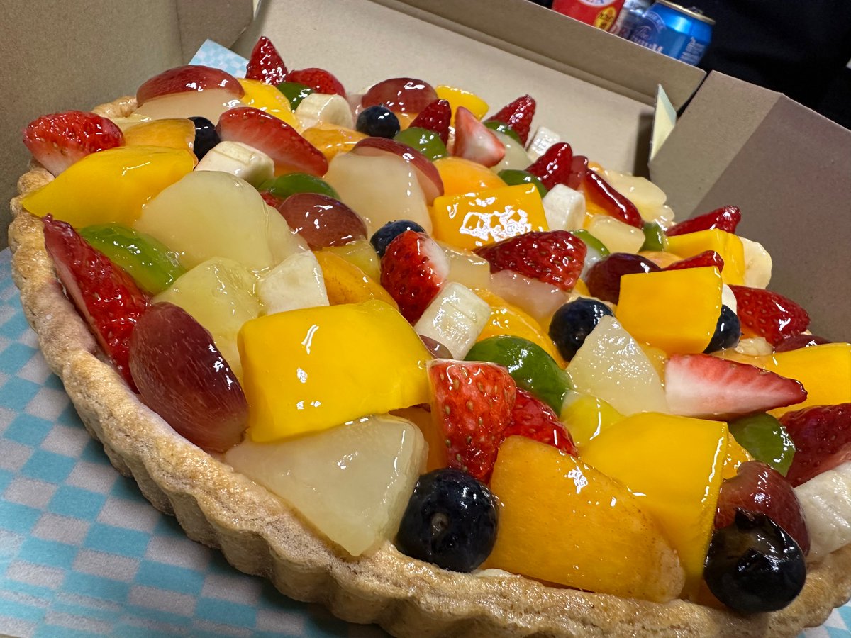 sake_suki_maru's tweet image. 今日は会社の忘年会でした。めっちゃケーキあった。