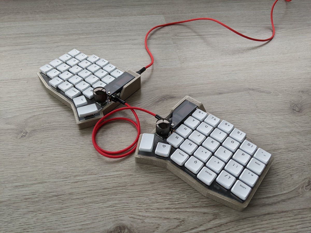 artificial3d's tweet image. I just finished building a sofle v2 choc split keeb with a nice kit from splitkb.com. Made my own custom 3d printed case to keep the dust out!