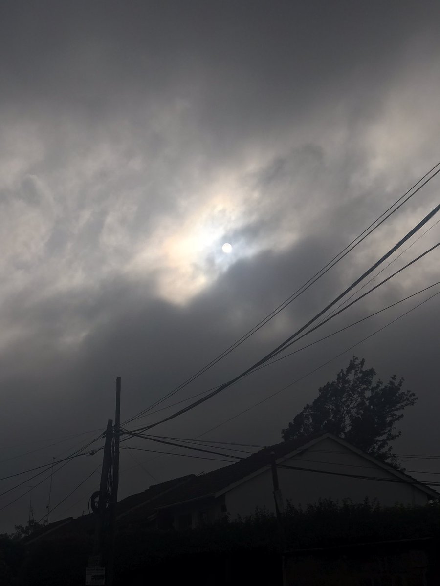 Lepariyo's tweet photo. SHAPING The Future: #CitizenScience WEDNESDAY, 27 December 2023 #Kenya!
The Sun and the Moon and their “Principle of Collaboration” in the vanguard-honor to the world’s community #HappyHoildays
Images: @Lepariyo and the #CuriousUniverse https://t.co/JpeFYqlnjc
