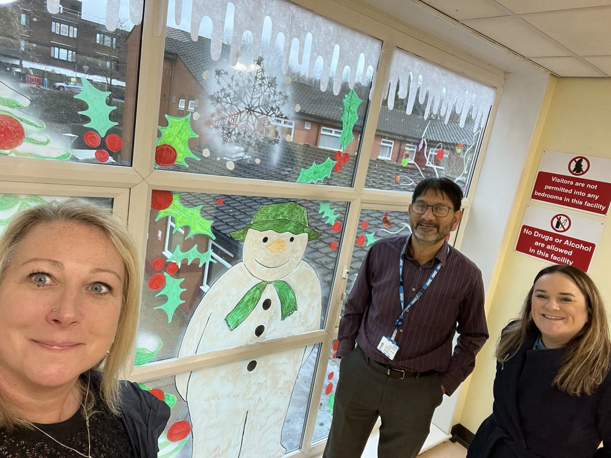 Visits in Bury today with @sarah_preedy @DilJauffur @PennineCareNHS to see our #PennineCarePeople - great artwork on the Irwell Unit windows to cheer up this wet and windy day!