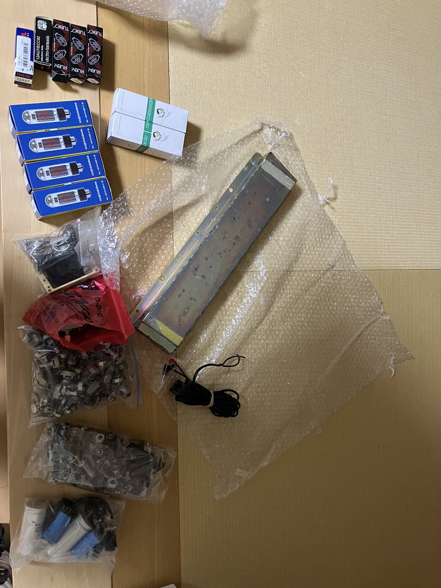 SzkMarcy's tweet image. また、、サンタ キタ。。自腹だけど。
だって4FB番のタンクなんてお目に掛かれなかったんだもん。。
でもこれで送料こみで8000円弱は安すぎ。
正月は真空管測定の日々だな。
#スプリングリバーブ 
#12AU7
#12AX7
#EL34
#6L6GC
