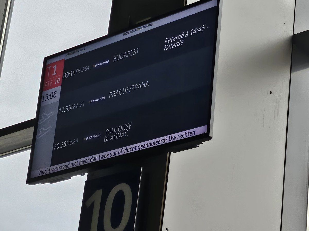 estreetdomi's tweet photo. @askryanair dis donc Ryan air , comment ça se passe au niveau du foutaient de gueule... 8 heures dans l'aéroport et personne pour nous donner un semblant d'explication https://t.co/3whJnl6xoV