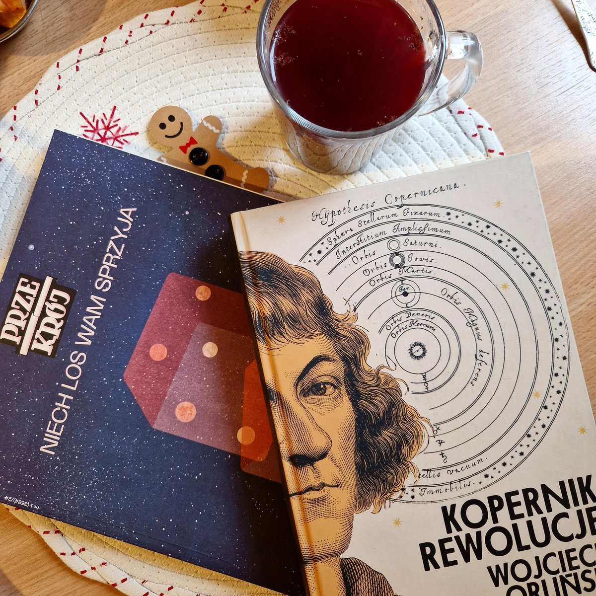 nerdheimpl's tweet photo. A wy w jakim towarzystwie dopijacie #barszczyk? Kończą się nie tylko święta, ale też #rokkopernika! Jeszcze zdążycie w ramach obchodów przeczytać #biografia #MikołajKopernik #WojciechOrliński
#astronomy #kopernikrewolucje #przekrój #czytanie #świętaświętaipoświętach #nerdzenie https://t.co/yDrLPe8eB7