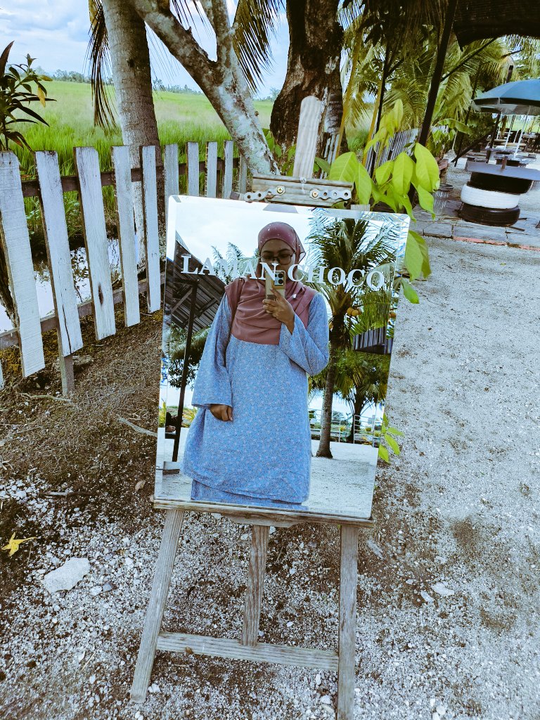 __fffiey's tweet photo. Tempat yang sama, cermin yang sama .. tapi salah sorang nya dah takde https://t.co/3KLxuS32Np