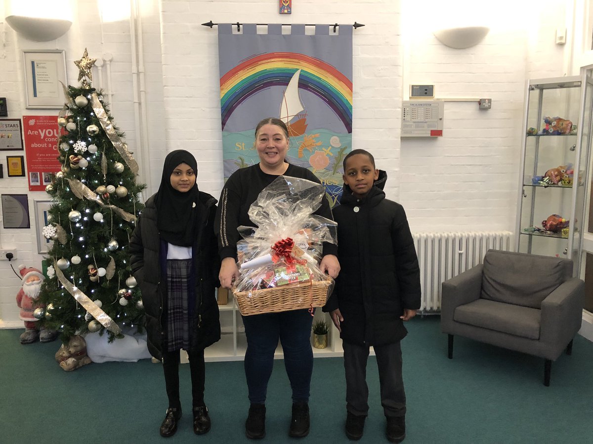 Our student leaders delivered a special gift hamper to St John and St James C of E Primary School to say thank you!  @ChurchesHackney @hackneycouncil #WinterGiftProgramme #StarCitizens #Service #Respect #WeAreStar