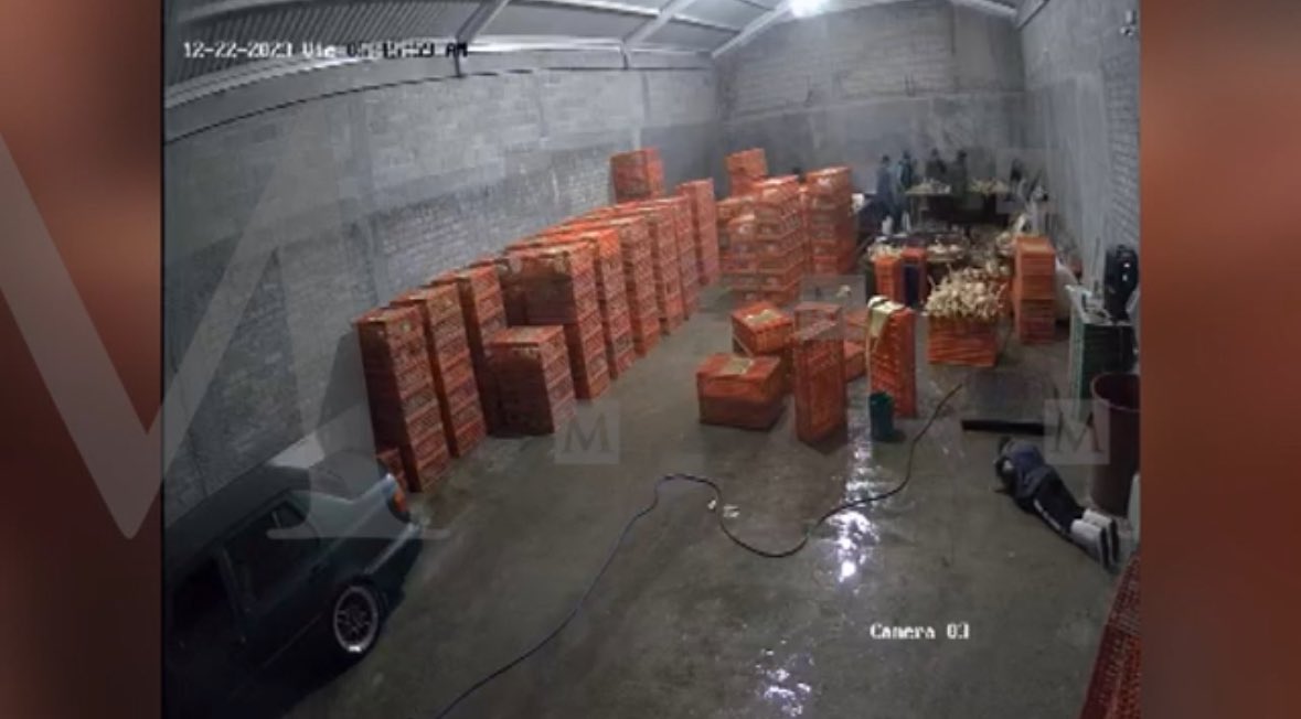 Mario_CRM's tweet photo. ¿Qué es lo que sabemos de los cuatro vendedores de pollo desaparecidos en #Toluca? Aquí un hilo 🧵

A través de un video se informó que los cuatro empleados estaban en su jornada el 22 de diciembre, cuando un grupo armado los privó de la libertad. https://t.co/FPEn7mOsl6