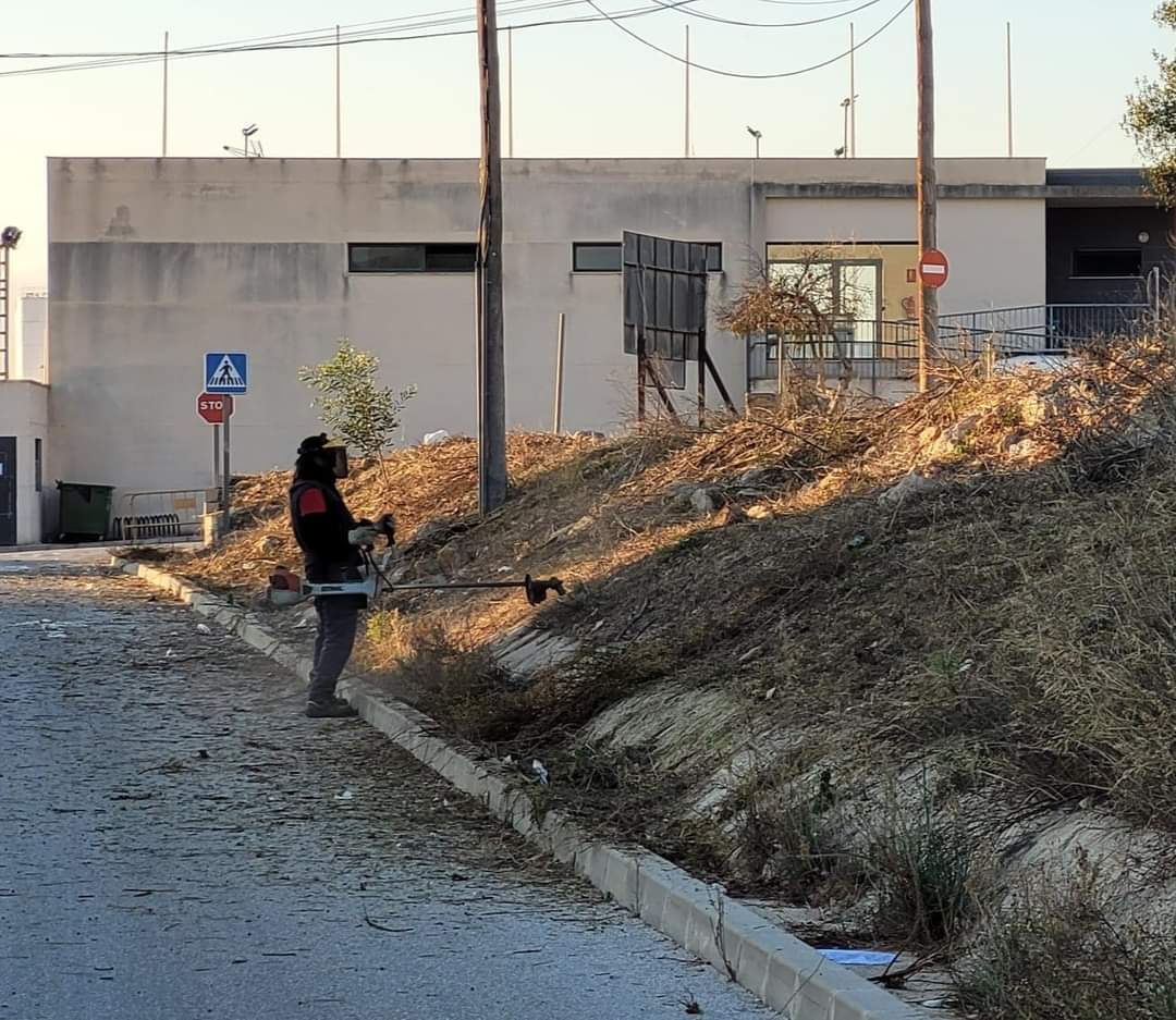 SergioPastorES's tweet photo. Una vez finalizada la limpieza de basura y suciedad acumulada durante años empezamos con los trabajos de desbroce y poda en los aparcamientos del colegio CEIP Sant Roc aprovechando las vacaciones escolares 🤝🚸

@AjuntamentPolop

#MejorandoPolop #ActivandoPolop #Polop https://t.co/Isz9hXrynl
