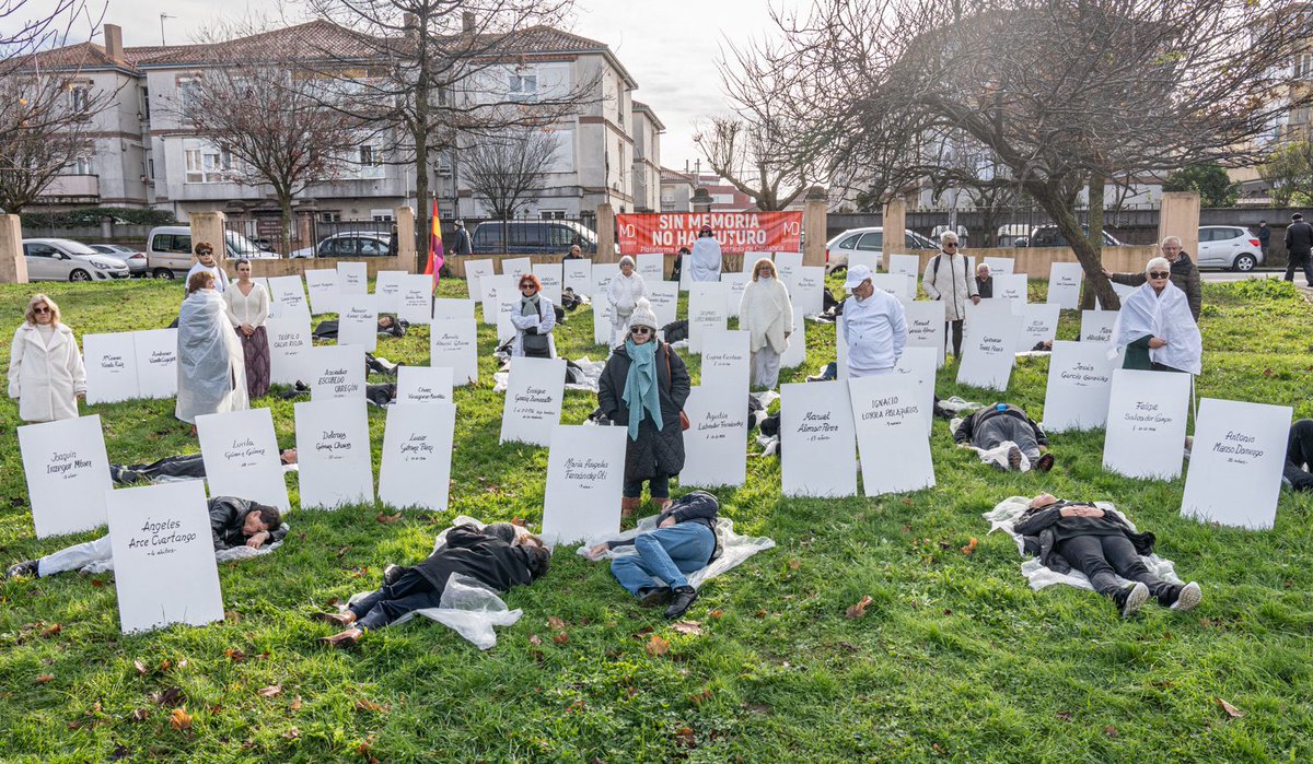 MemoriaCant's tweet photo. Ha sido un acto de deber de memoria impecable. Algo más de 200 personas, un respeto total y una memoria digna que contrarresta los discursos negacionistas del Ayuntamiento de #Santander Terminamos el año con la memoria intacta.  #MemoriaEsFuturo #MemoriaHistórica #Cantabria https://t.co/xe9eYZUUg9