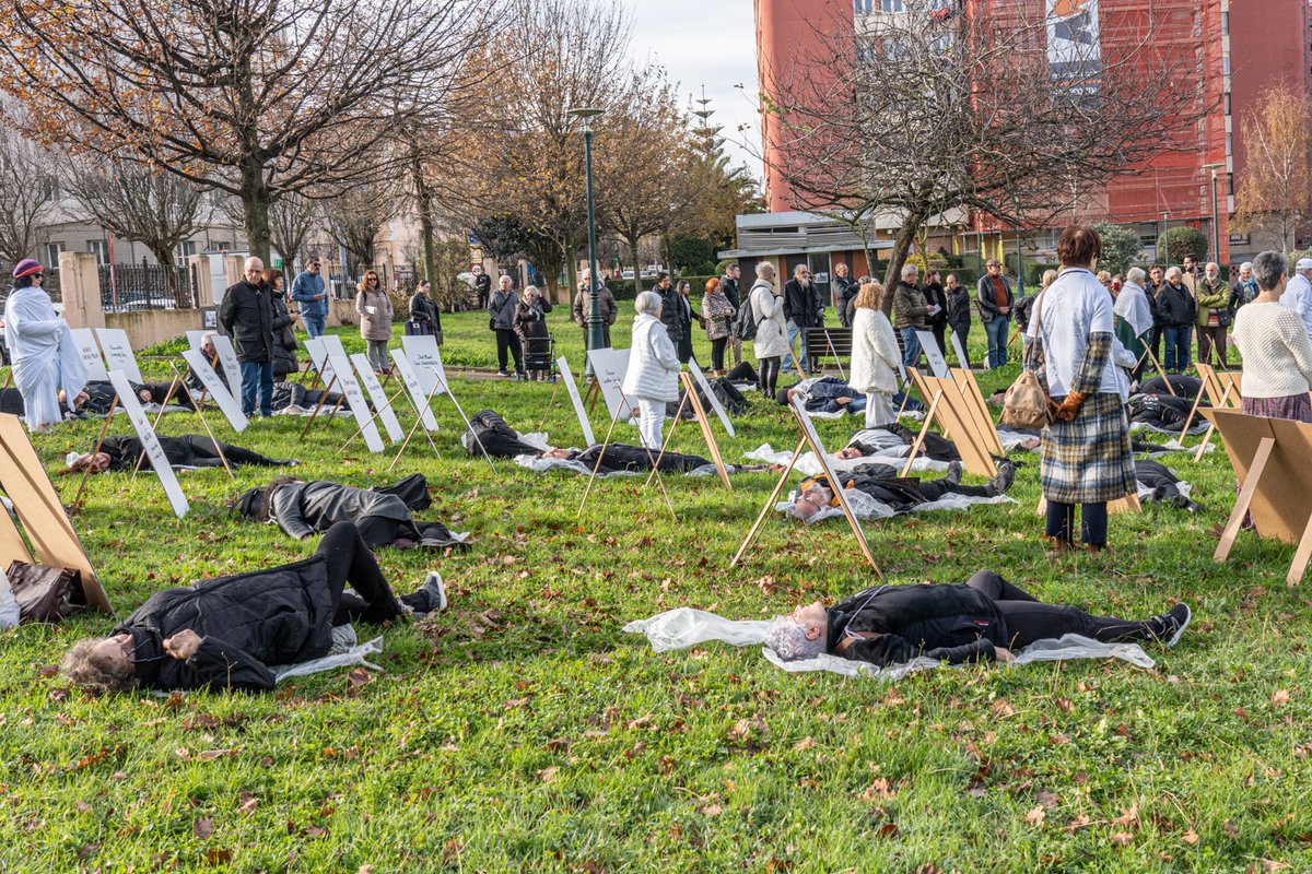 MemoriaCant's tweet photo. Ha sido un acto de deber de memoria impecable. Algo más de 200 personas, un respeto total y una memoria digna que contrarresta los discursos negacionistas del Ayuntamiento de #Santander Terminamos el año con la memoria intacta.  #MemoriaEsFuturo #MemoriaHistórica #Cantabria https://t.co/xe9eYZUUg9