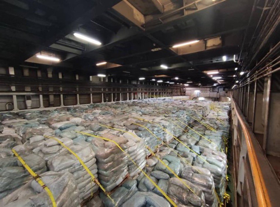 1300 TONELADAS DE VÍVERES MANDA <a href="/lopezobrador_/">Andrés Manuel</a> A CUBA

Y ACAPULCO QUE SE CHINGUE…

Datos para que piensen entre la mierda e ineptitud de MORENA o ver cómo funciona la nueva oposición a la hora de votar