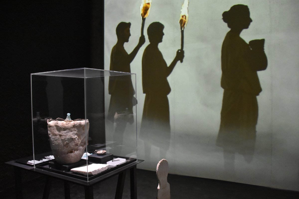 L'urna era riempita con sei litri di un liquido scuro simile al vino, estratto prima del microscavo delle ossa. All'interno dell'urna sono stati ritrovati anche resti vegetali. Accanto si trovava una lastra di marmo bianco con l'iscrizione NOVIA AMABILES, anch'essa in mostra.