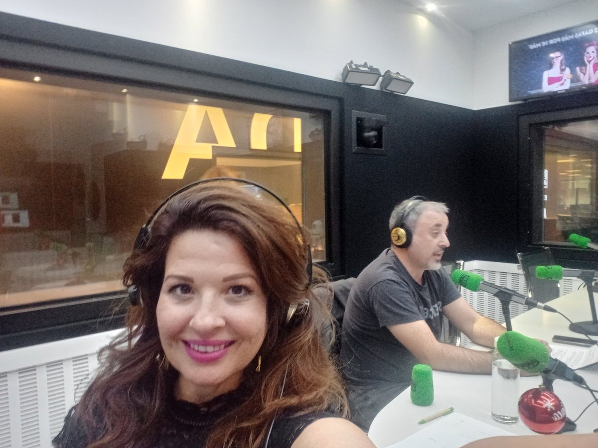 Ya estamos en directo en <a href="/OndaCero_es/">Onda Cero</a> .