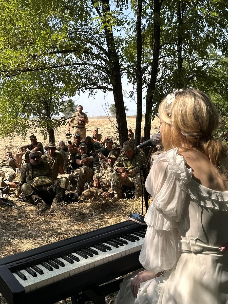 LyrYevhen's tweet photo. Особисте прохання: давайте закриємо цей збір?
Дана Заюшкіна (Vivienne Mort) збирає гроші на купівлю 5 Мавіків. Вони потрібні настільки, що Дана розігрує своє власне піаніно. Один квиток = 300 гривень

Залишилося зібрати 108 тисяч гривень. Впораємось?

https://t.co/U8ZesgwOf6 https://t.co/4K0AnMhWmg