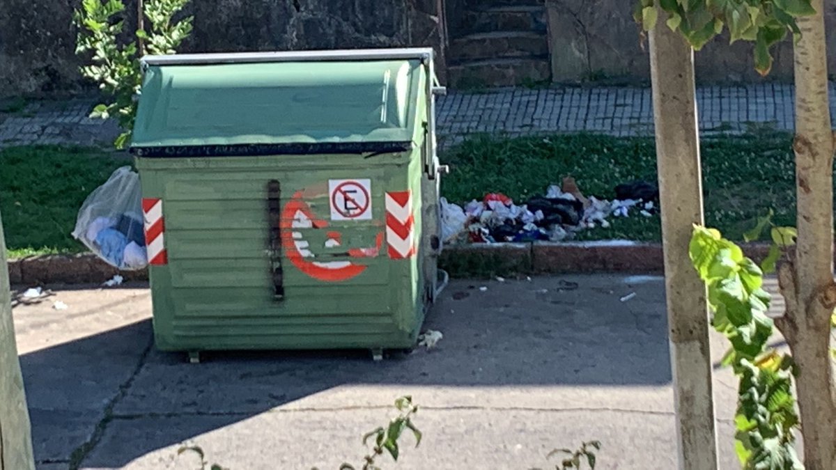 MEM1995's tweet photo. @montevideoIM  desde antes del 23 de diciembre el barrio Atahualpa es un basurero 
Contenedores desbordados al máximo y sigue así
Recorriendo Mvdeo veo varios barrios en igual estado 😓
No hay derecho pasar Navidad con los contenedores desbordados! 😰
La imágenes  un leve ejemplo https://t.co/o8OJpMMyRa