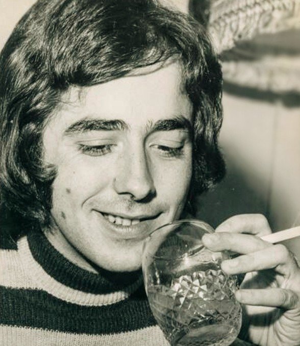 Soy el pecado que te dio
nueva ilusión en el amor.
Soy lo prohibido.

Soy la aventura que llegó
para ayudarte a continuar
en tu camino.

Soy ese beso que se da
sin que se pueda comentar.

#JoanManuelSerrat