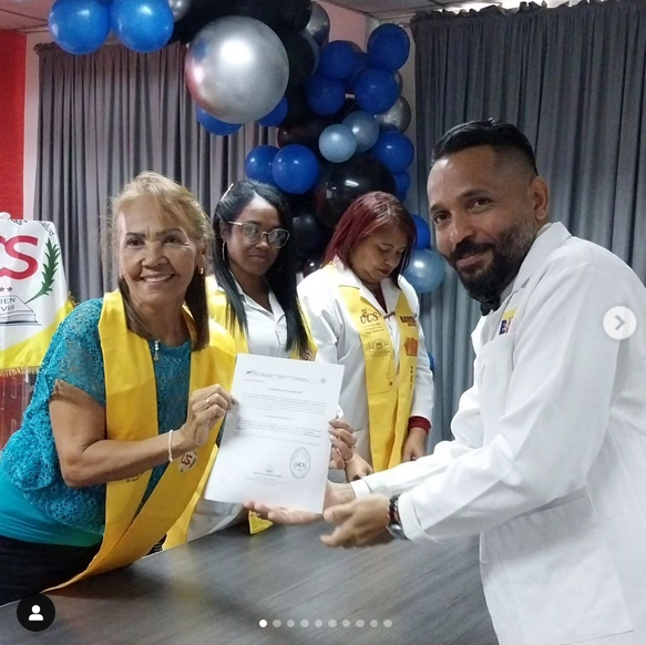 MinSaludVE's tweet photo. Nuevos 14 médicos reciben las cartas de culminación de la carrera XIII promoción de Medicina Integral Comunitaria de La Universidad de las Ciencias de la Salud Comandante Hugo Chávez, núcleo La Guaira.

#JuntosPorCadaLatido
#28Dic
@NicolasMaduro
@MagaGutierrezV https://t.co/jCm2Kz98X6