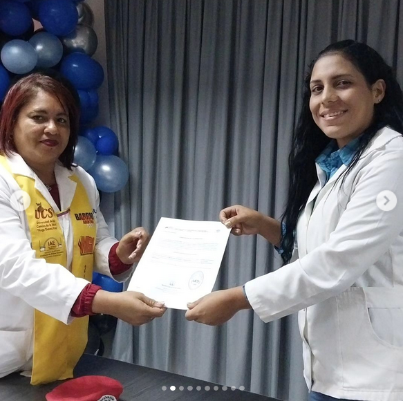 MinSaludVE's tweet photo. Nuevos 14 médicos reciben las cartas de culminación de la carrera XIII promoción de Medicina Integral Comunitaria de La Universidad de las Ciencias de la Salud Comandante Hugo Chávez, núcleo La Guaira.

#JuntosPorCadaLatido
#28Dic
@NicolasMaduro
@MagaGutierrezV https://t.co/jCm2Kz98X6