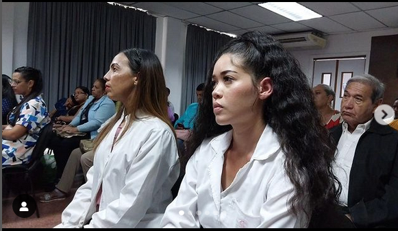 MinSaludVE's tweet photo. Nuevos 14 médicos reciben las cartas de culminación de la carrera XIII promoción de Medicina Integral Comunitaria de La Universidad de las Ciencias de la Salud Comandante Hugo Chávez, núcleo La Guaira.

#JuntosPorCadaLatido
#28Dic
@NicolasMaduro
@MagaGutierrezV https://t.co/jCm2Kz98X6
