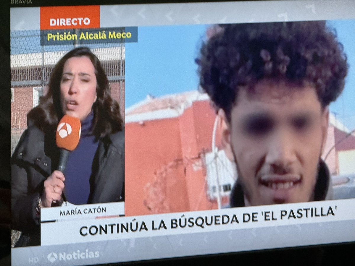Se fuga un sicario magrebí condenado por dos asesinatos de la prisión de Alcalá Meco, y Antena 3 le pixela la cara. Si se llamara Antonio, natural de Sevilla, sabríamos hasta de que equipo de fútbol es. Qué asco da la televisión.