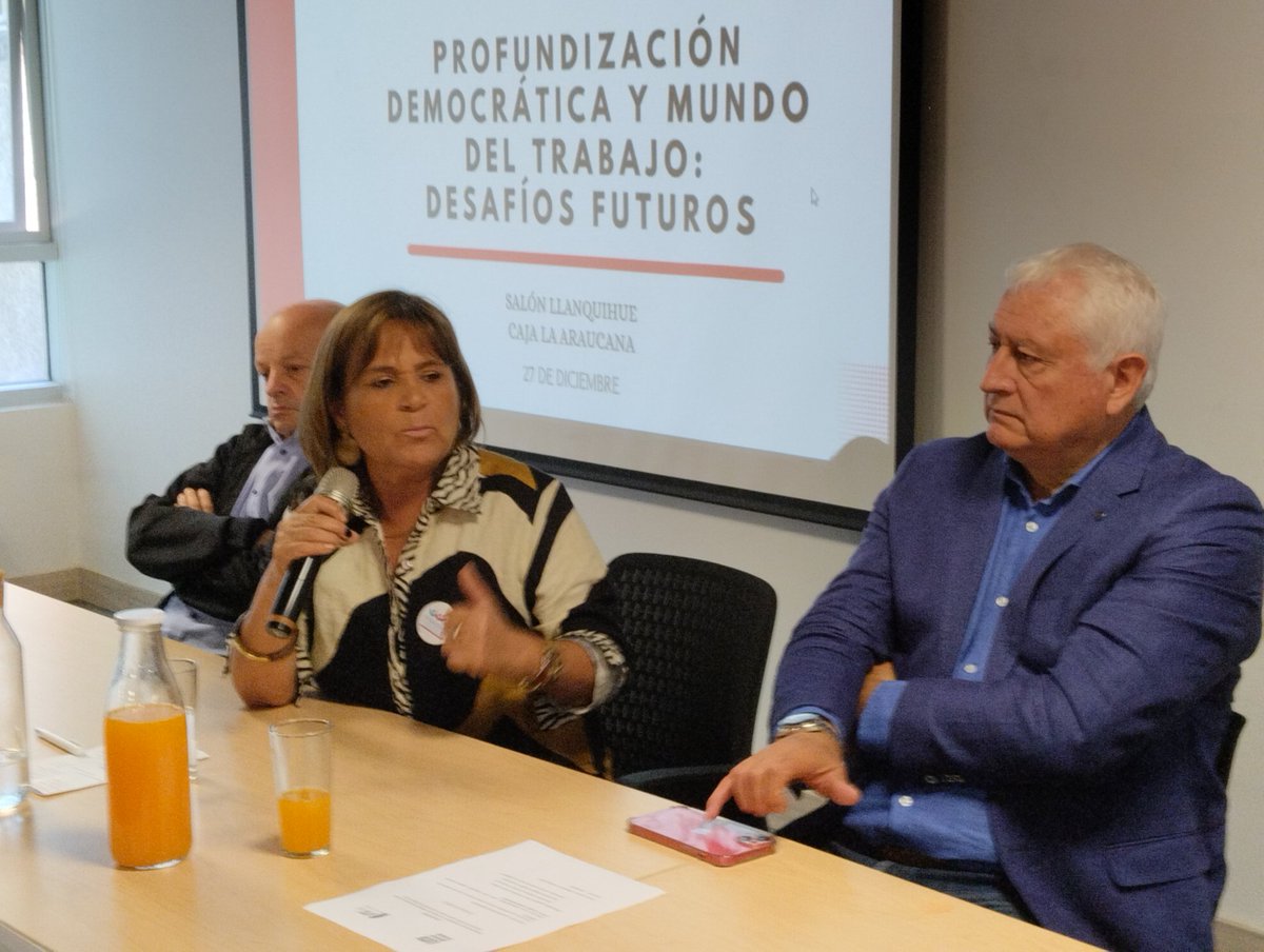 REDUNIChile's tweet photo. @uniamericas @guillier @marcio_monzane @fenassap @FenasinajN @Sindical_cl @radiousach @AlexisCortesMs @latamgremial @RNuevoMundo @Claupascualgrau @Prensa_Karol 🗣️👩🏻 La Presidenta @fenassap @gloflowers destacó el rol jugado por @UTDTrabajoDigno en los procesos constitucionales y abordó los nuevos desafíos del movimiento sindical para incidir y avanzar en negociación colectiva multinivel, huelga efectiva sin reemplazo, igualdad salarial https://t.co/HgsYK9CZ49