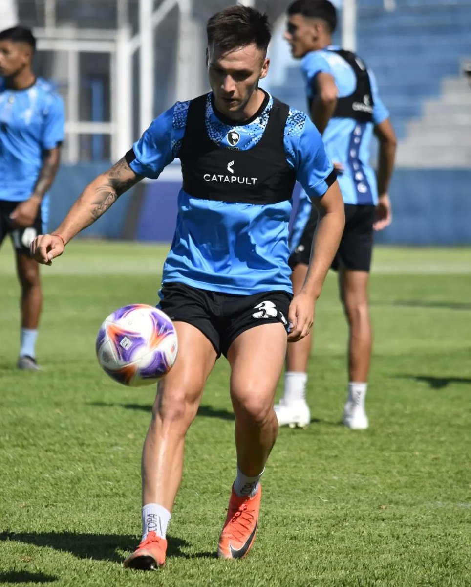 ClubARacing's tweet photo. Miércoles de fútbol ⚽👊

#VamosRacing 💙 https://t.co/SeDcyGsEPD