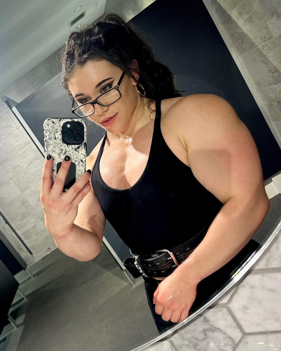 droolingoverfit's tweet photo. do you think you have a big bicep? just look at the size of Ariel's arms 😳

#ArielRose https://t.co/ki96h6D2hN