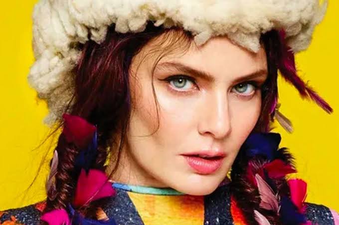 O değil de <a href="/Niltakipte/">Nil Karaibrahimgil</a> çocuk da yaparım kariyer de dedi ama kocayı bulunca kariyeri ilk o bıraktı.

Özgür Kız'ın özerkliği koca bulana kadarmış.