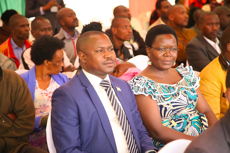 ajapafricaine1's tweet photo. Le Président et Représentant International de l'#AJAP participe à la Prière Nationale de 5 jours organisée au Stade #Buhumuza #Cankuzo par la famille présidentielle.Rehaussée par le Chef de l'Etat S.E @GeneralNeva,on note aussi la présence des Hauts Cadres et population #Burundi https://t.co/wVwQoxUmnq