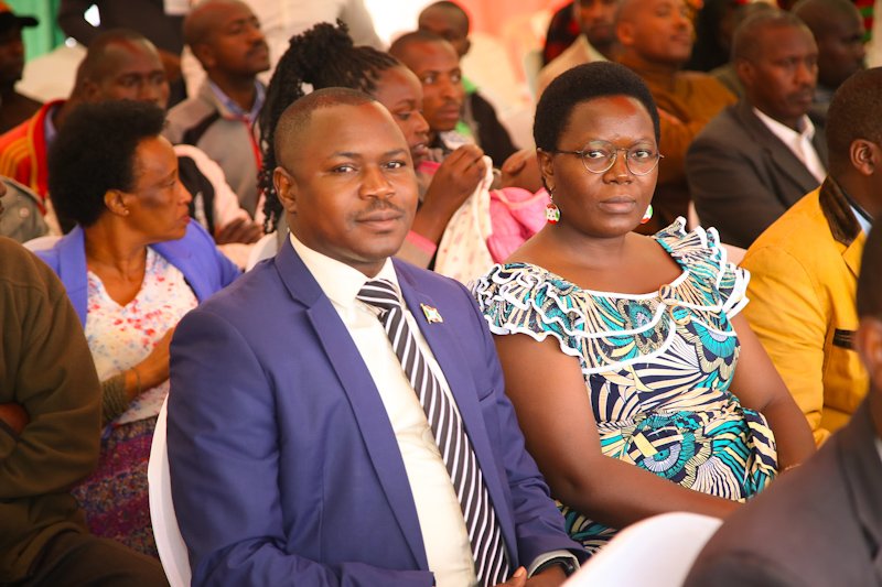 ajapafricaine1's tweet photo. Le Président et Représentant International de l'#AJAP participe à la Prière Nationale de 5 jours organisée au Stade #Buhumuza #Cankuzo par la famille présidentielle.Rehaussée par le Chef de l'Etat S.E @GeneralNeva,on note aussi la présence des Hauts Cadres et population #Burundi https://t.co/wVwQoxUmnq