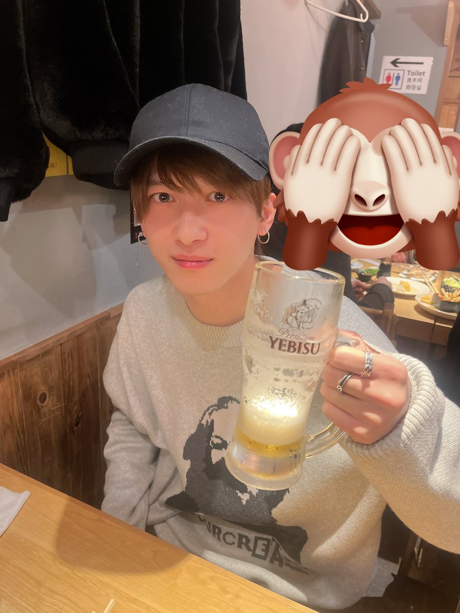 ご飯食べに行ってたら
またたんからやぶーってLINE来て
あー俺に会いたいんかこのやろ♪とか思ったら
同じ店いた笑

どうでもいいけどニット可愛い

#奇跡のような瞬間だね
#一億以上の店があって
#僕らは出会い恋はしない